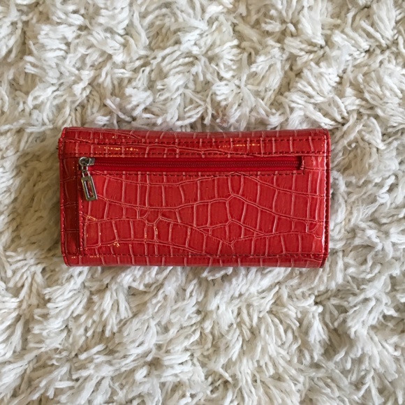✨RED GUESS WALLET - Picture 2 of 3
